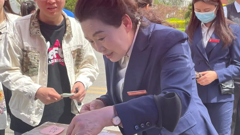 在签订VI设计合同时，以下注意事项可以帮助您避免合同陷阱：